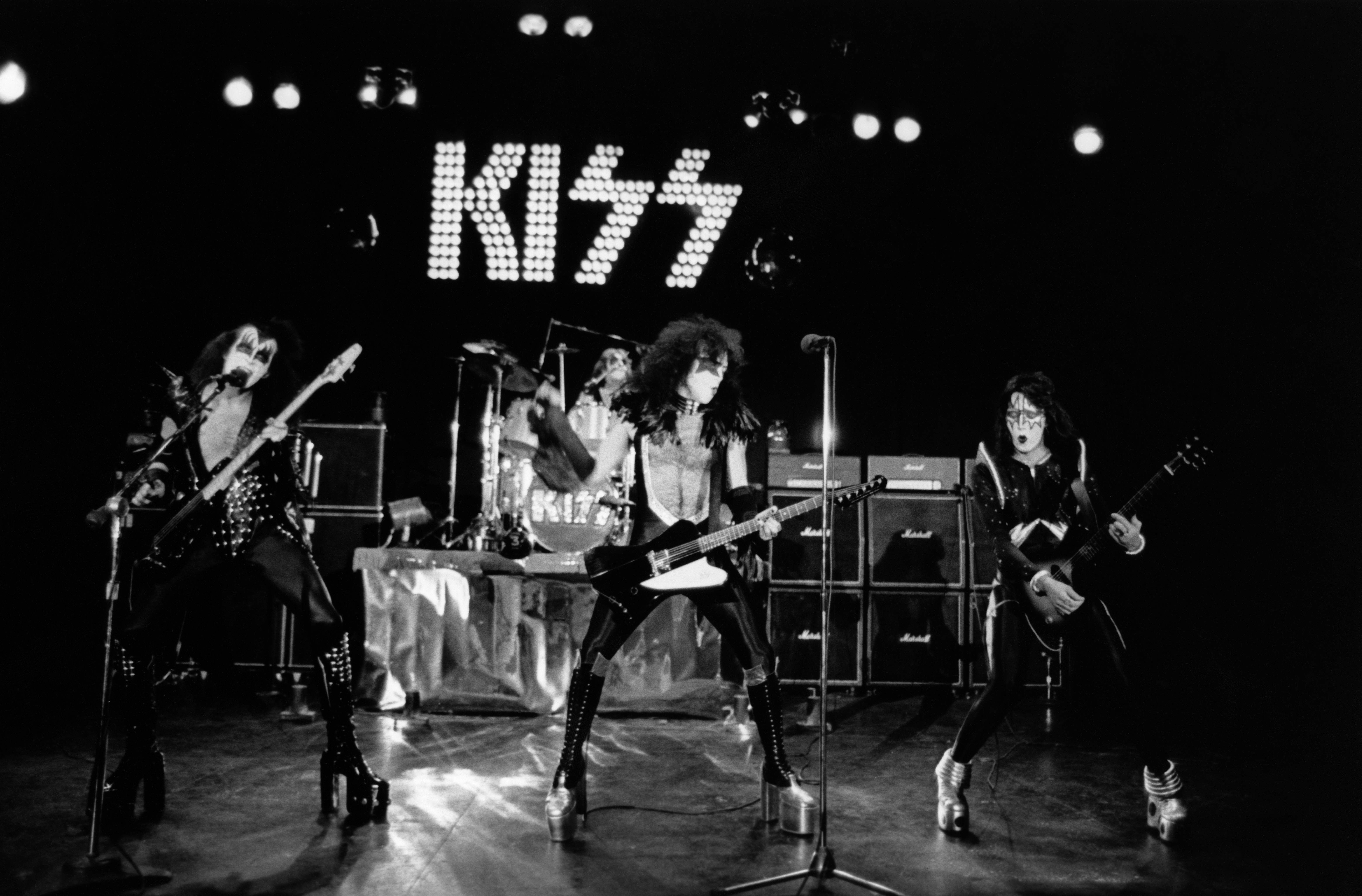 Песня э эм. Кисс 1975. Джин Симмонс 1975. Джин Симмонс Кисс. Kiss 1974.